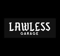 Weißes Lawless Garage Logo mit markanter Schrift auf schwarzem Hintergrund